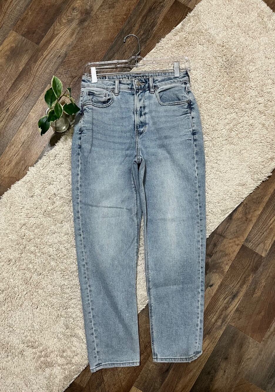 American Eagle Size 2 Short Light Wash High-Rise Mom Straight Jeans